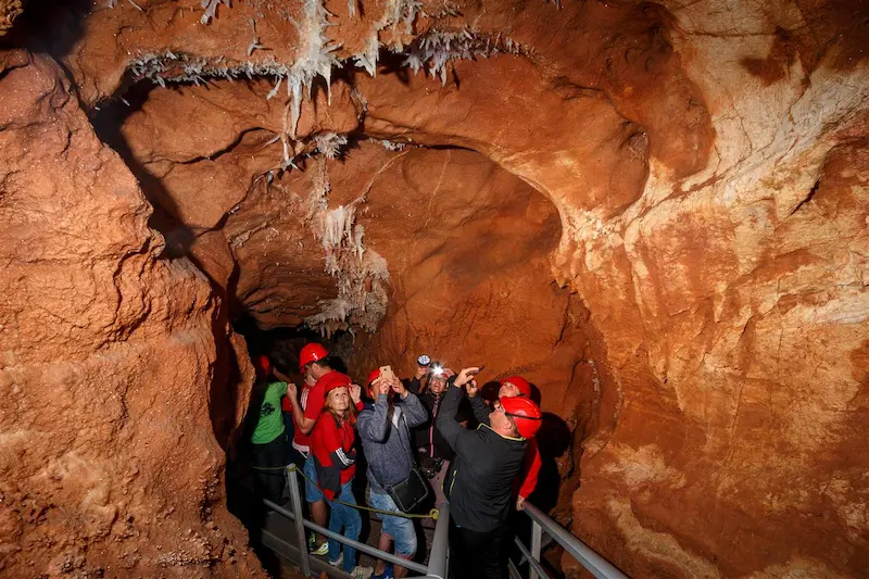 Turisti la intrarea unei pesteri in Romania