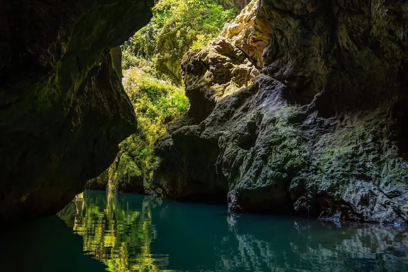 Tur Mehedinti: Pestera Topolnita + degustare + bai termale